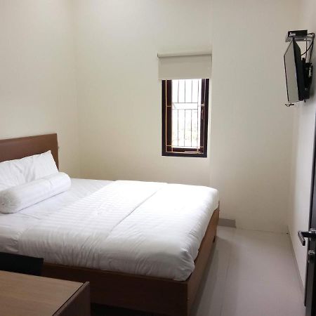 Clean & Comfort Homestay Амбон Екстер'єр фото