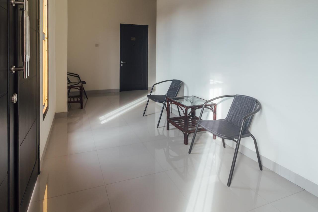 Clean & Comfort Homestay Амбон Екстер'єр фото