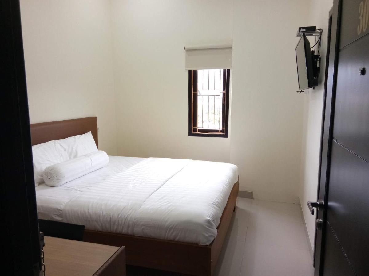 Clean & Comfort Homestay Амбон Екстер'єр фото